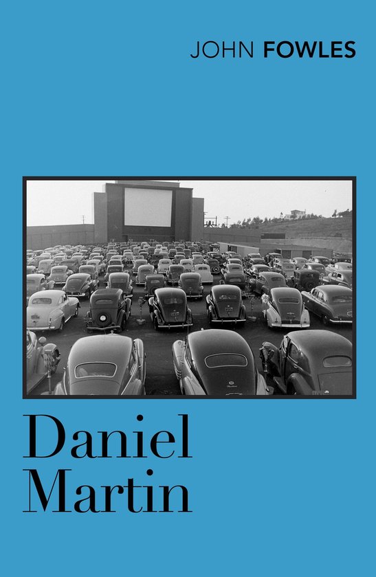 Boekcover van 'Daniel Martin' van JOHN FOWLES, met een zwart-witfoto van een volgeparkeerde drive-in bioscoop.