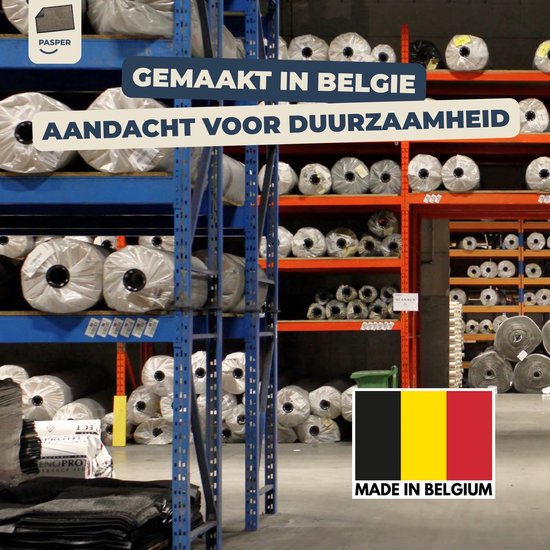 Opslag van deurmatten in rollen in een magazijn. De Belgische vlag is zichtbaar.