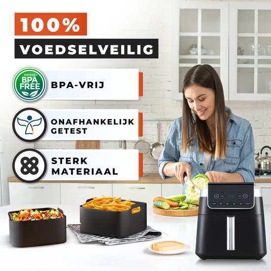 Vrouw snijdt groenten naast een airfryer, met een mandje frietjes ernaast.