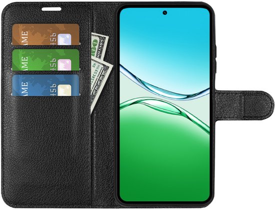 Zwarte kunstleren telefoonhoes, opengeklapt, met telefoon, drie pasjes en geld erin.