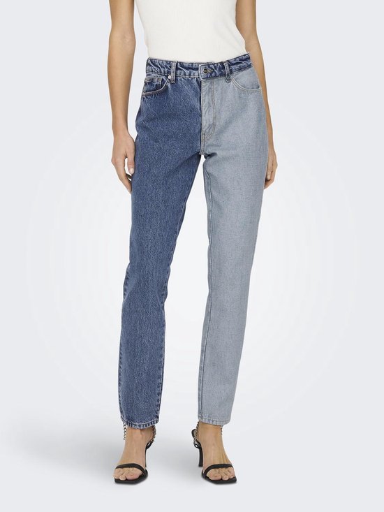 Voorkant van jeans met tweekleurig design, licht- en donkerblauw, gedragen door een model.