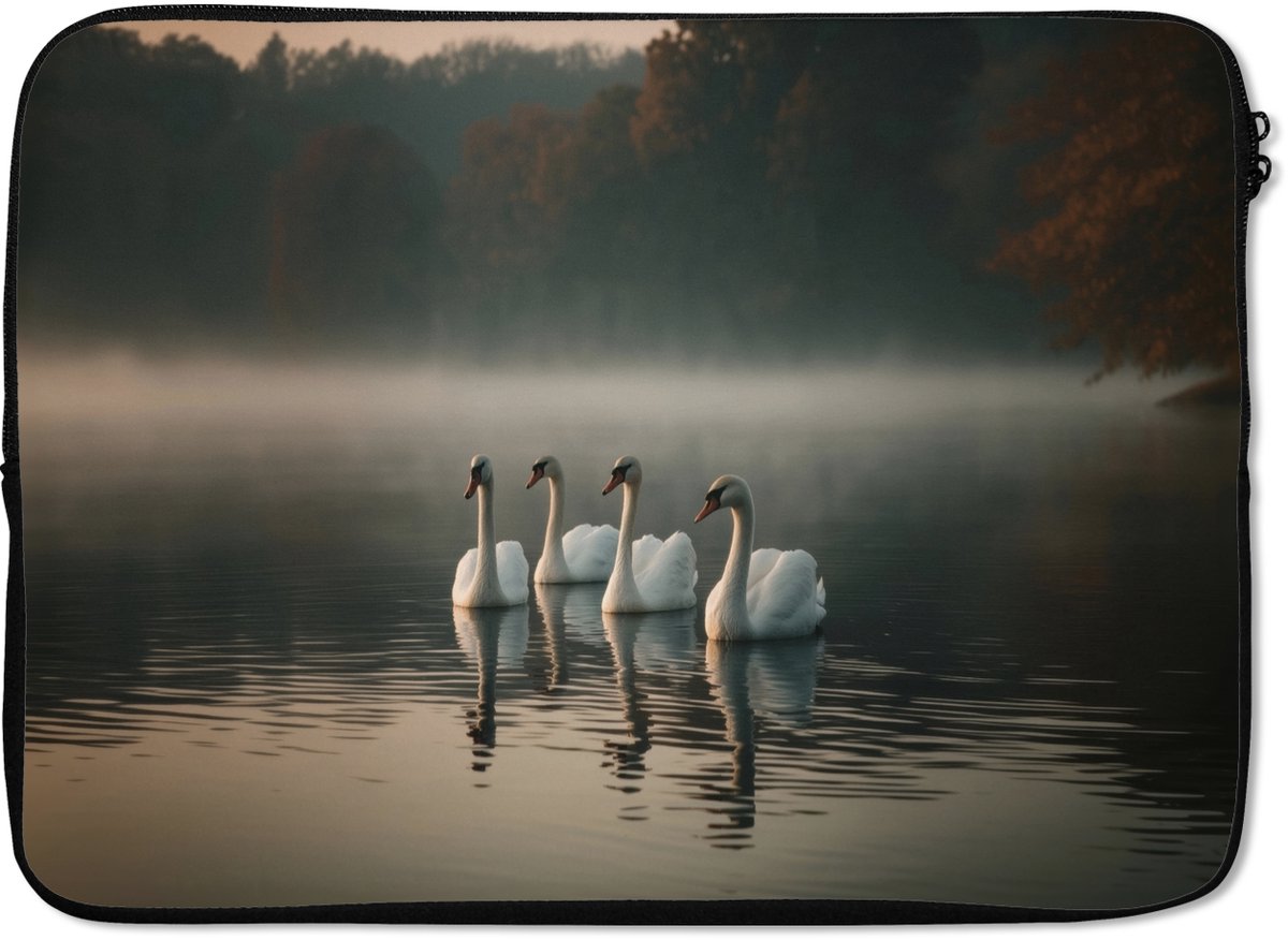 Laptophoes 13 inch - Zwanen - Wit - Water - Mist - Laptop sleeve - Binnenmaat 32x22,5 cm - Zwarte achterkant