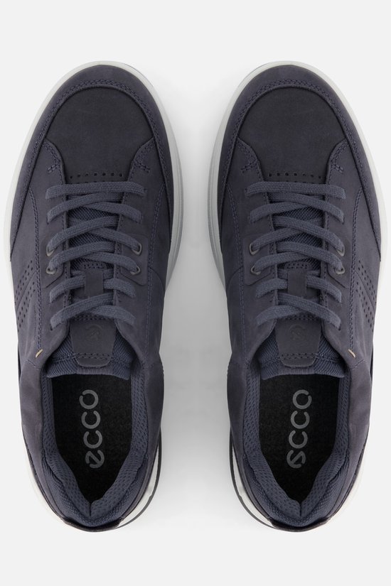 Blauwe ECCO sneakers van bovenaf gezien, met Ecco logo op binnenzool.