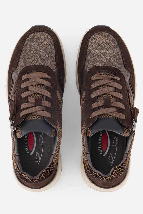Bovenkant van een paar bruine Gabor sneakers met panterprint, rits en veters.