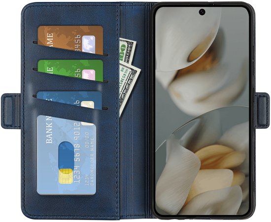Blauwe portemonnee hoes met 3 kaartslots en geldvak, met creditcards en dollars. Toont telefoon.