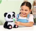 Meisje met denim tuinbroek voert panda knuffel bamboetakje.