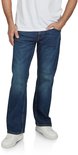 Man in blauwe jeans met rechte pijpen, licht vervaagd effect en witte sneakers.
