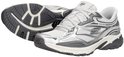 Zilverkleurige Skechers sneaker met veters en donkere zool, ook de zool is zichtbaar.