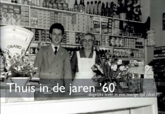 Jongeman en vrouw achter toonbank in winkel uit de jaren '60. Tekst: Thuis in de jaren '60.