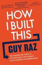 Boek "How I Built This" van Guy Raz in het wit met oranje achtergrond. Bevat citaten van beroemde auteurs.