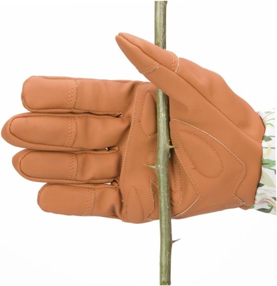 Close-up van een oranje leren tuinhandschoen die een roos met doornen aanraakt.