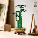 Plante de bambou LEGO verte sur une étagère, avec des décorations en bois.