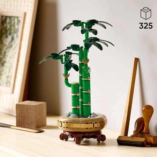 Plante de bambou LEGO verte sur une étagère, avec des décorations en bois.