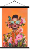 Posterhanger incl. Poster 40x60 cm - Schoolplaat - Vlinders - Vrouw - Zonnebril - Kleurrijk - Textielposter - Zwarte latten