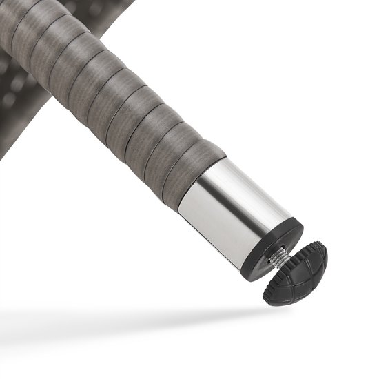 Detail van een stoelpoot met een metalen voet en een verstelbare, zwarte kunststof dop.