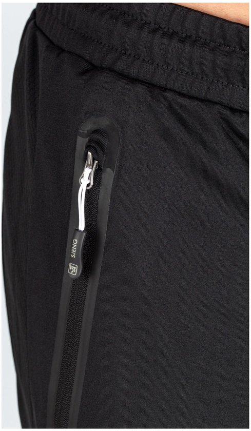 Zwarte sportbroek met een opvallende rits met het SJENG logo erop.