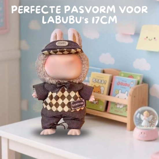 Schattig Geruit Wit/Bruin Truitje Kleding - Met Bruin Petje met Logootje en Bruin Broekje - Cute Outfit Accessoire Geschikt voor Labubu (Pop Niet Inbegrepen) van Merkloos — afbeelding 3