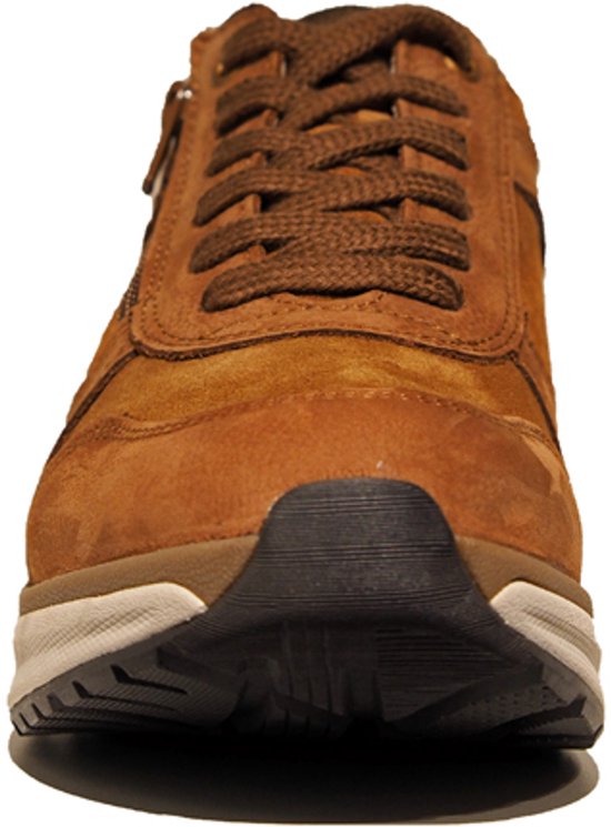 Vue de face d'un sneaker marron en daim avec lacets et semelle blanche.