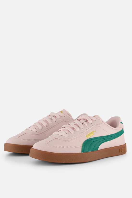 Paar roze Puma sneakers met groene strepen en bruine zolen.
