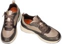 Paar bruine sneakers met beige en donkerbruine leren panelen. Snake-print details, ritssluiting, beige zool.