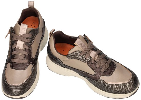 Paar bruine sneakers met beige en donkerbruine leren panelen. Snake-print details, ritssluiting, beige zool.