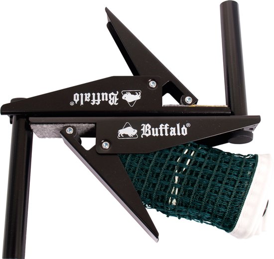 Pince de filet de tennis de table noire en métal avec logo Buffalo, attachée à un filet vert.