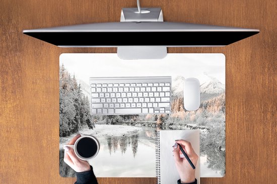 Muismat XXL 80x60 cm - Bureau onderlegger - Bureau mat Natuur - Winter - Bomen - Bergen - Sneeuw - Bureaumat - Gaming mousepad xl - Bureaulegger groot - Computer deskmat
