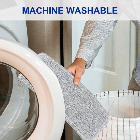 Een hand plaatst een grijze microvezel dweilpad in een wasmachine. Tekst: 'MACHINE WASHABLE'.