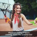 Vrolijke tennisster met een rode koelsjaal om haar nek en oranje en groene koelsjaals om haar polsen. Ze houdt een tennisbal vast.