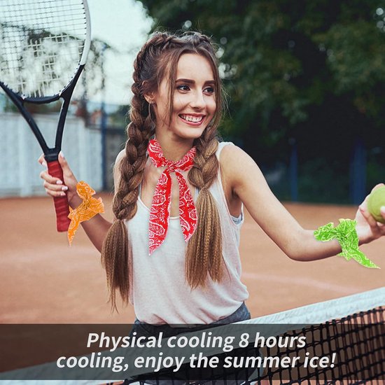 Vrolijke tennisster met een rode koelsjaal om haar nek en oranje en groene koelsjaals om haar polsen. Ze houdt een tennisbal vast.