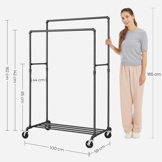 Afmetingen van een zwart kledingrek met dubbele stangen, naast een vrouw van 165 cm.