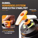 Detailopname van een oranje vergrendelingsmechanisme op zwarte gewichtsschijven.