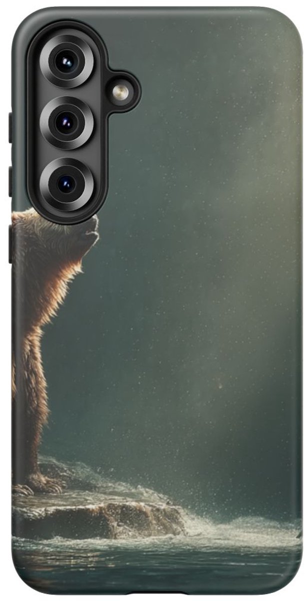 Bruine Beer bij Rivier met Zalm – Telefoonhoesje Geschikt voor Galaxy S25 Plus