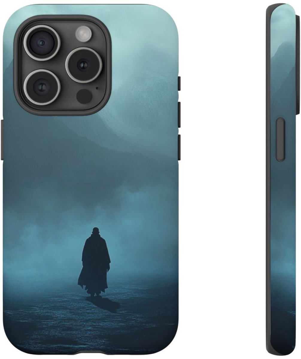 Schimmige Gestalte in Mist – Telefoonhoesje Geschikt voor iPhone 15 Pro