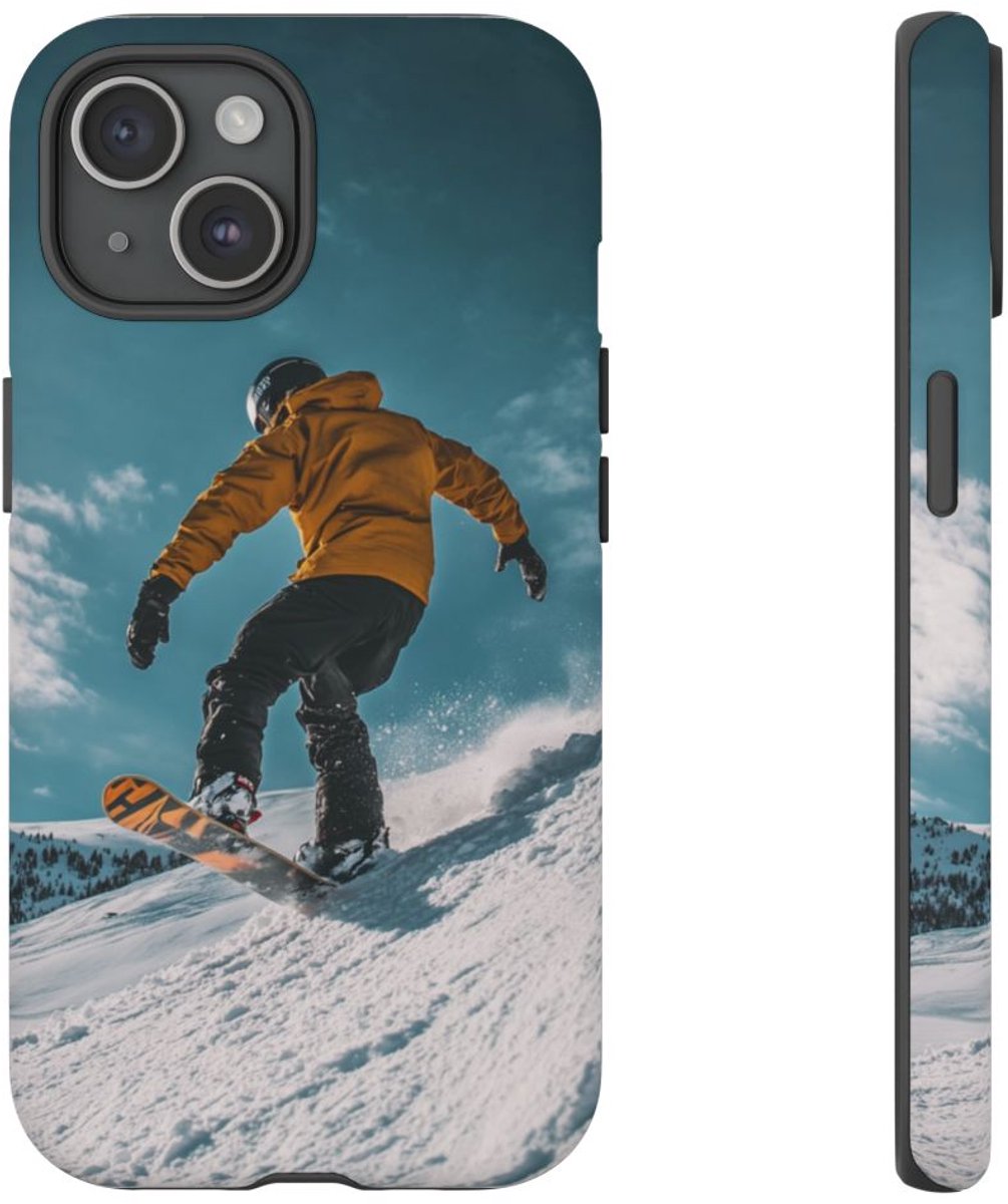 Snowboarder in Gele Jas op Besneeuwde Hellling – Telefoonhoesje Geschikt voor iPhone 15