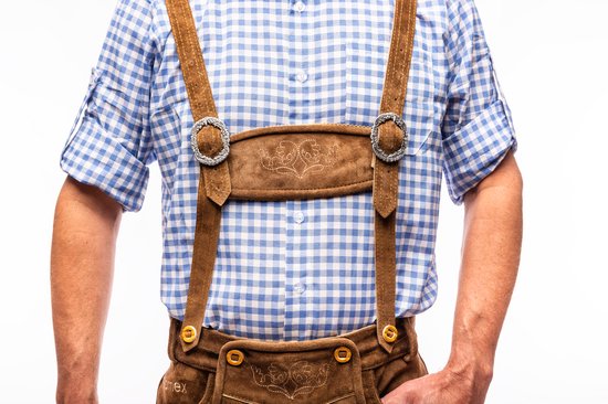 Borstgedeelte van een man met lichtbruine lederhosen met decoratieve bretels en een wit-blauw geruite blouse.