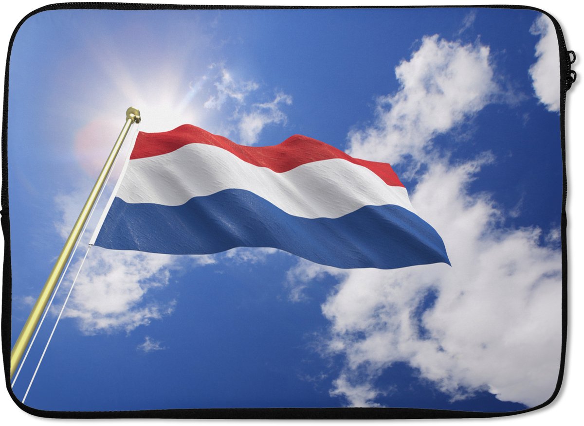 Laptophoes 13 inch - De vlag van Nederland wappert in de lucht - Laptop sleeve - Binnenmaat 32x22,5 cm - Zwarte achterkant