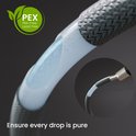 Close-up van de flexibele slang van de keukenkraan, PEX PBA-vrij en loodvrij.