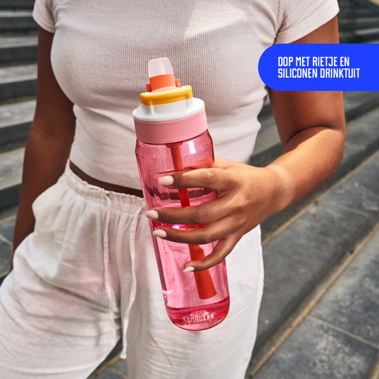 Gros plan sur une gourde Kambukka rose (1L) avec paille orange et bouchon jaune, tenue par une femme.