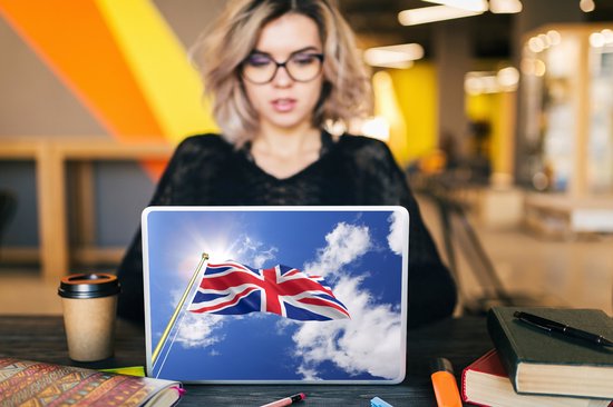 Sticker pour ordinateur portable - 10,1 pouces - Le drapeau du Royaume-Uni flotte dans le ciel