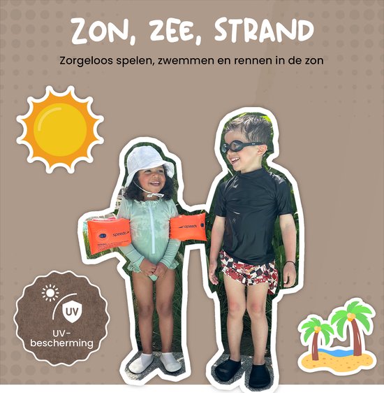 Twee lachende kinderen met zwemkleding en zwembandjes op het strand. Kind rechts met zwarte waterschoenen.