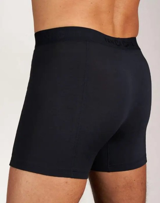 Zij-aanzicht van een zwarte boxesshort met logo op de tailleband.