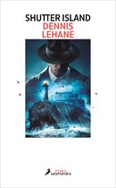 Boekomslag met de tekst "SHUTTER ISLAND DENNIS LEHANE". Een man met hoed kijkt naar een vuurtoren op een rotsachtig eiland.