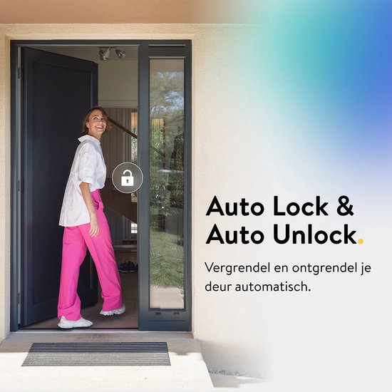 Vrouw in roze broek en wit shirt loopt een donkergrijze deur in met Nuki Smart Lock icoon en tekst 'Auto Lock & Auto Unlock'.