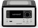 Zwarte Sonoro radio met zilverkleurig display en bedieningspaneel, met de Sonoro logo's en meditatieknop.