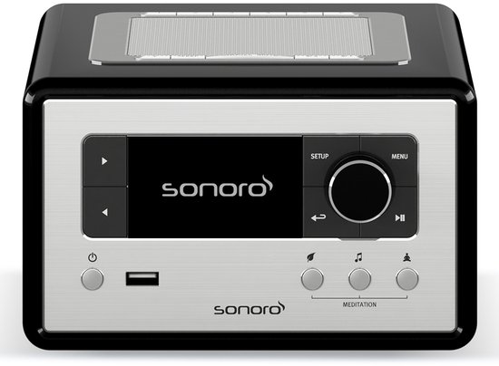 Zwarte Sonoro radio met zilverkleurig display en bedieningspaneel, met de Sonoro logo's en meditatieknop.