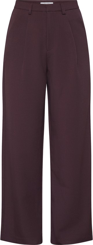 Bordeauxrode wijde broek met plooien aan de voorkant, riemlusjes en steekzakken.