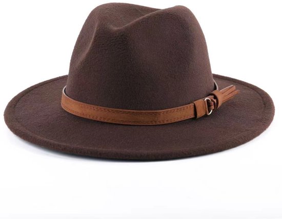 Bruine vilten fedora met bruine band en gespdetails.
