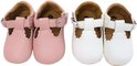 Roze en witte babyschoentjes met gespen en geschulpte randen.