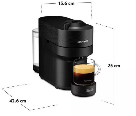 Zwarte Nespresso Vertuo Pop koffiemachine met afmetingen en een glas espresso.